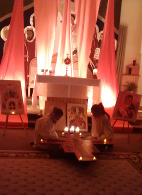 Filles qui prient lors de la prière Taizé